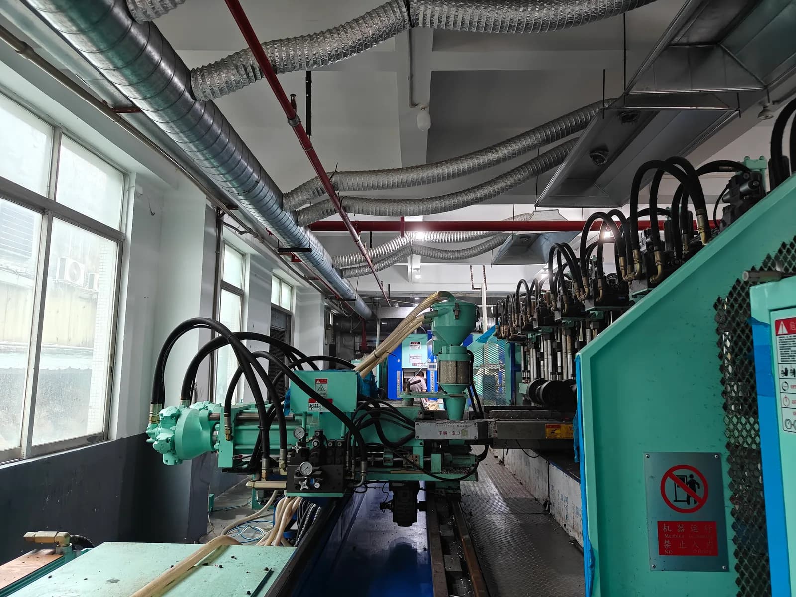 معدات الإنتاج - Clogs Source Factory