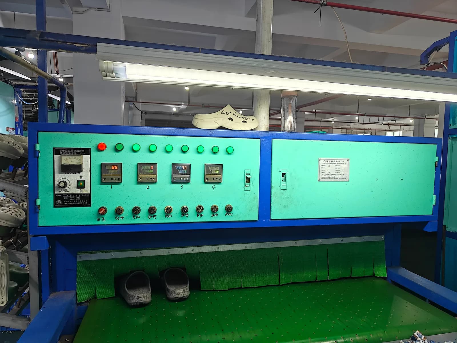 معدات الإنتاج - Clogs Source Factory