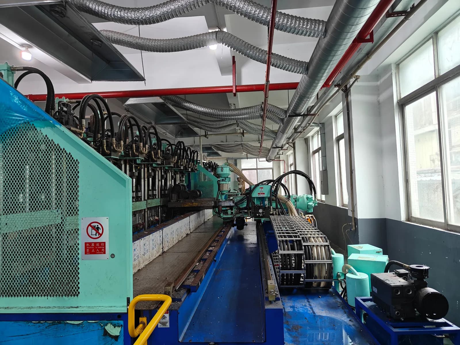 معدات الإنتاج - Clogs Source Factory
