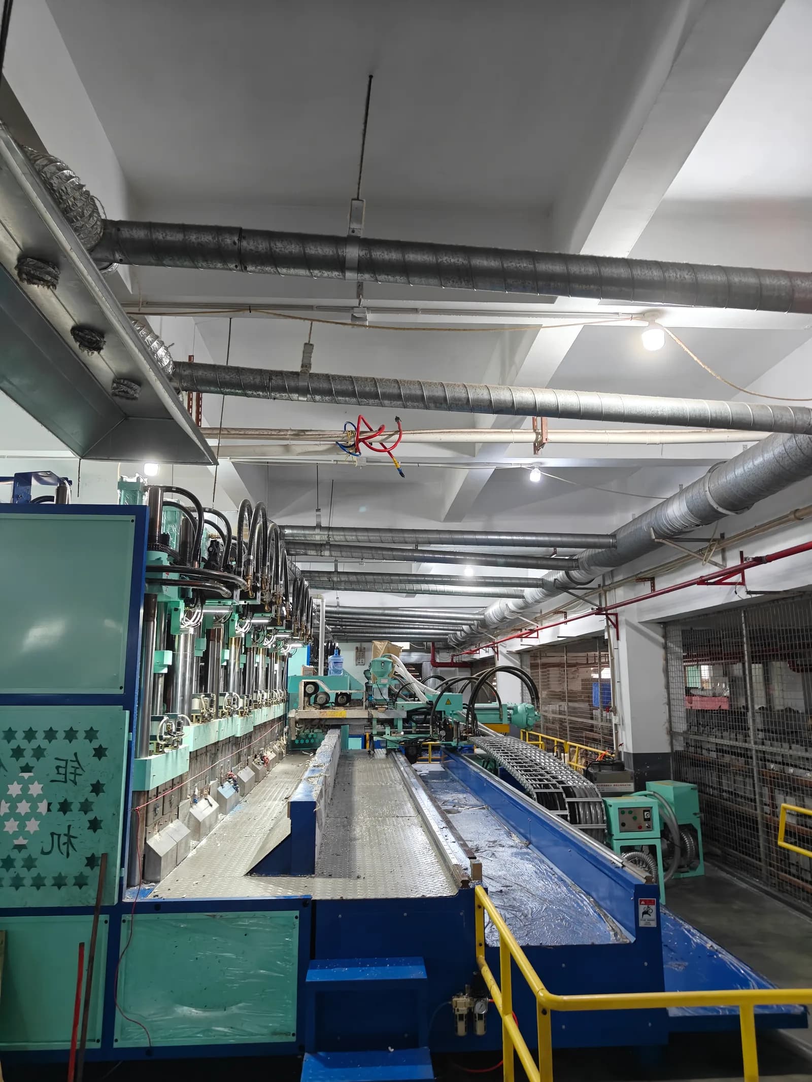 معدات الإنتاج - Clogs Source Factory