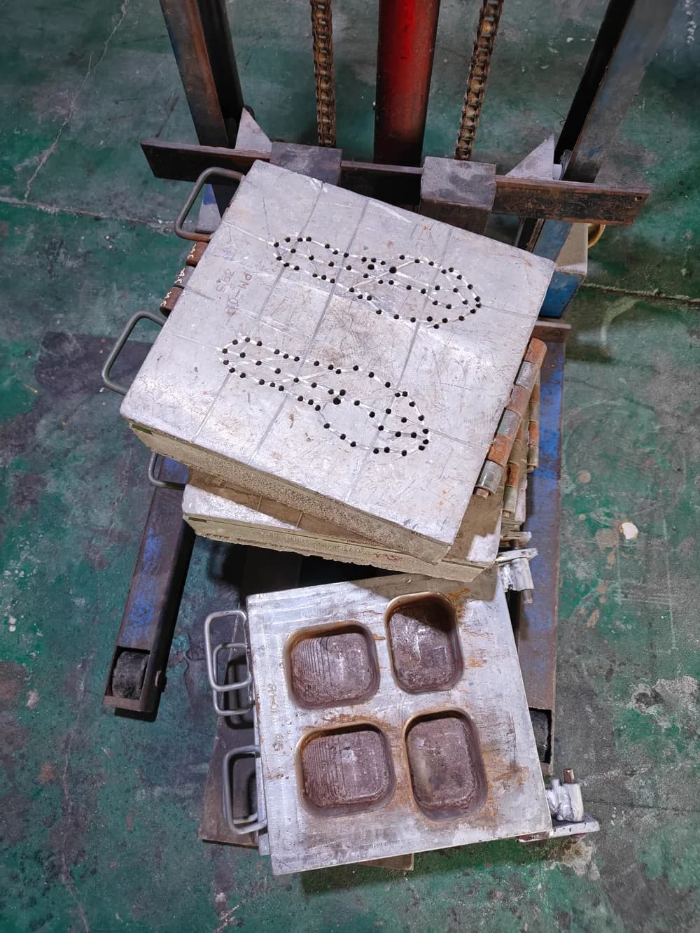 معدات الإنتاج - Clogs Source Factory