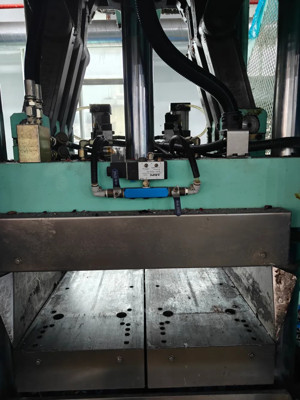 معدات الإنتاج - Clogs Source Factory