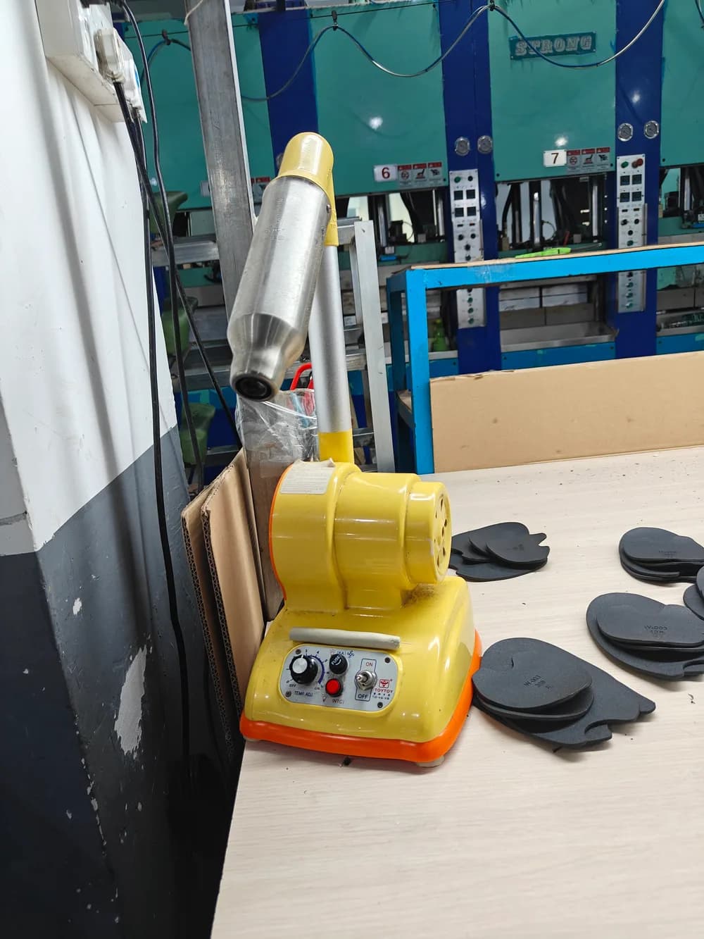 معدات الإنتاج - Clogs Source Factory