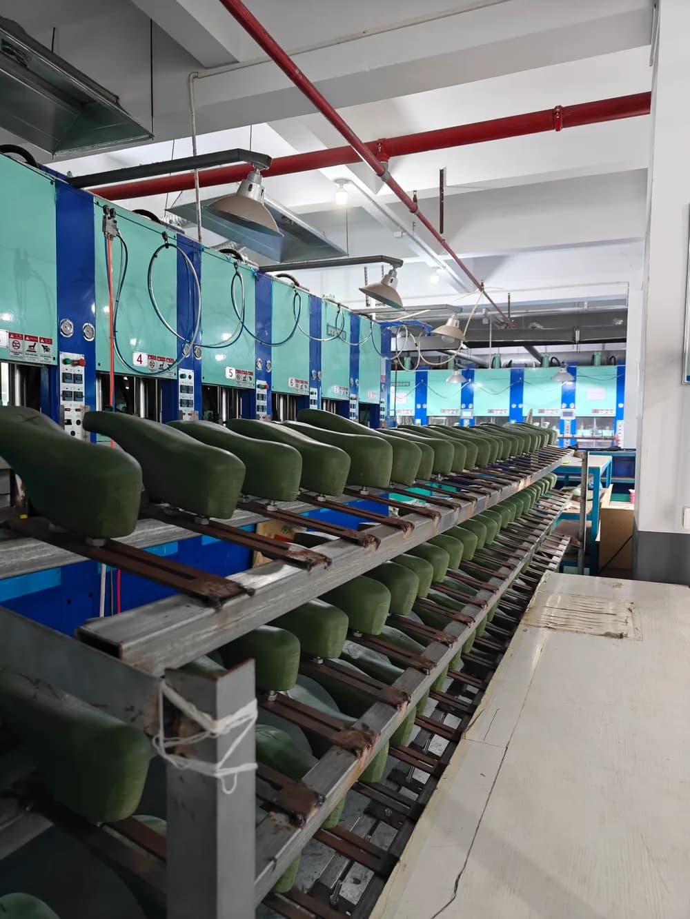 معدات الإنتاج - Clogs Source Factory