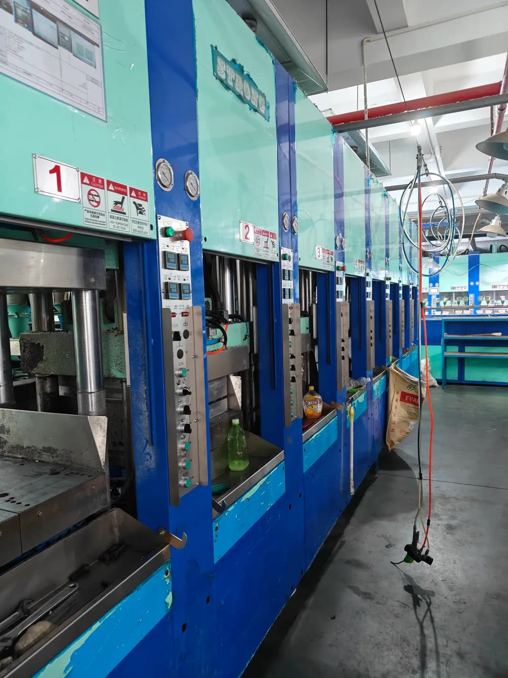 معدات الإنتاج - Clogs Source Factory