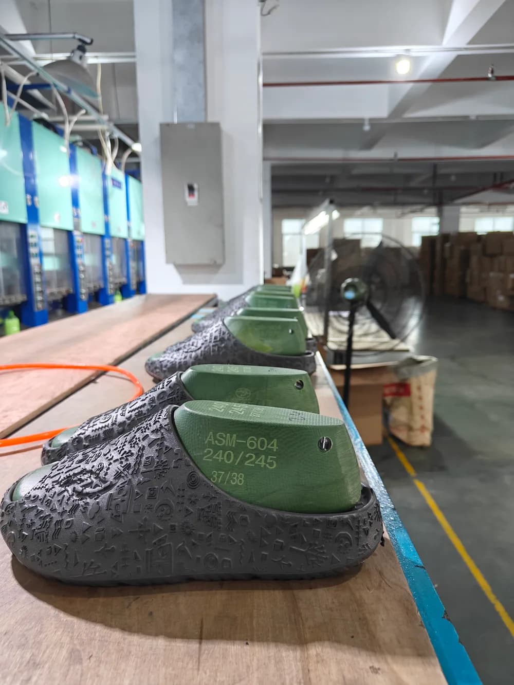 معدات الإنتاج - Clogs Source Factory