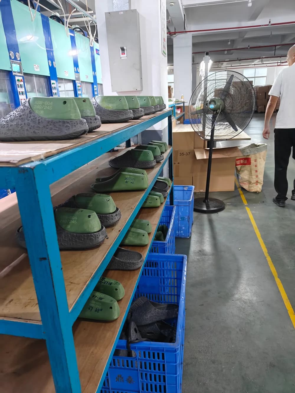 معدات الإنتاج - Clogs Source Factory
