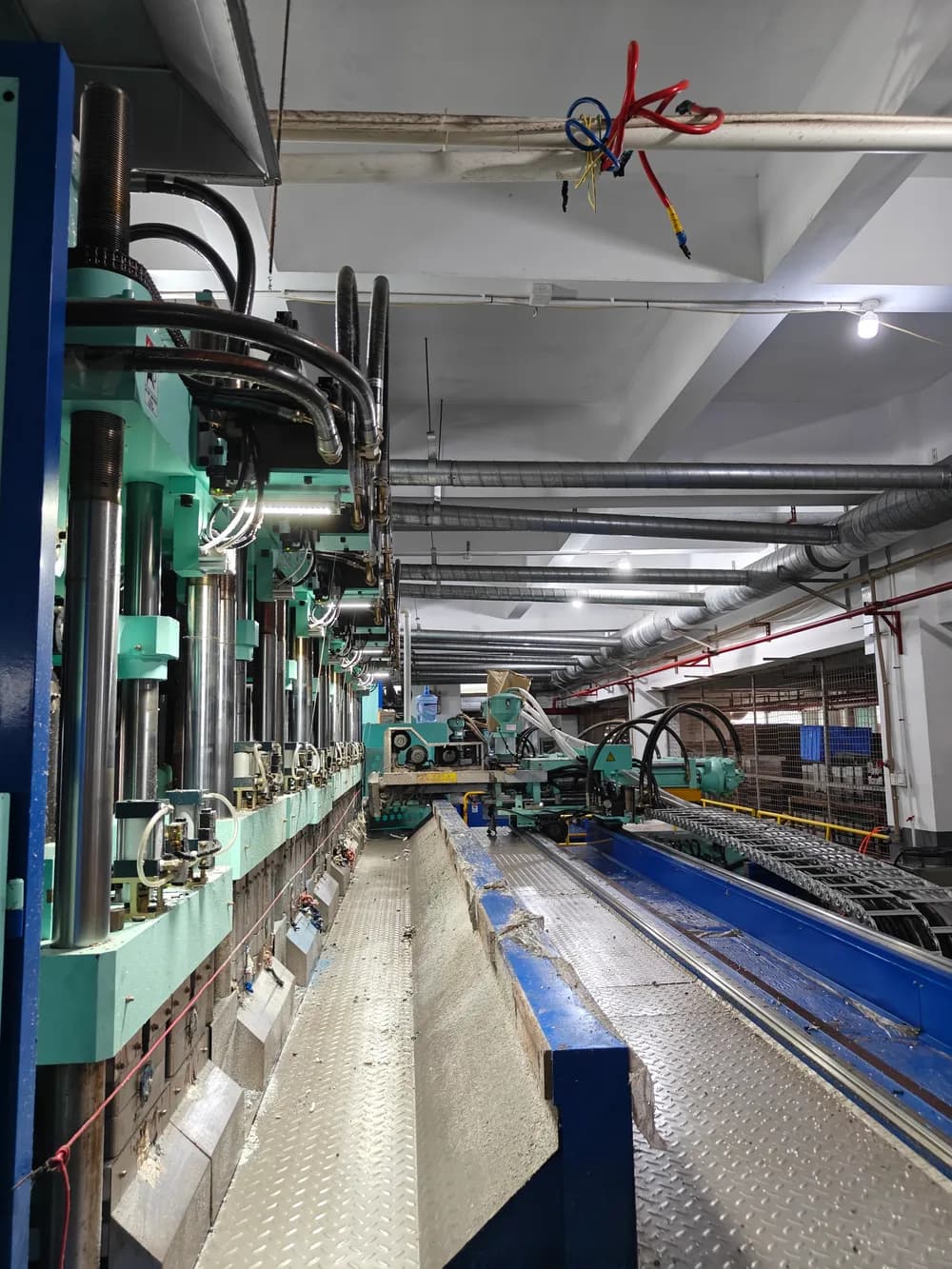 معدات الإنتاج - Clogs Source Factory