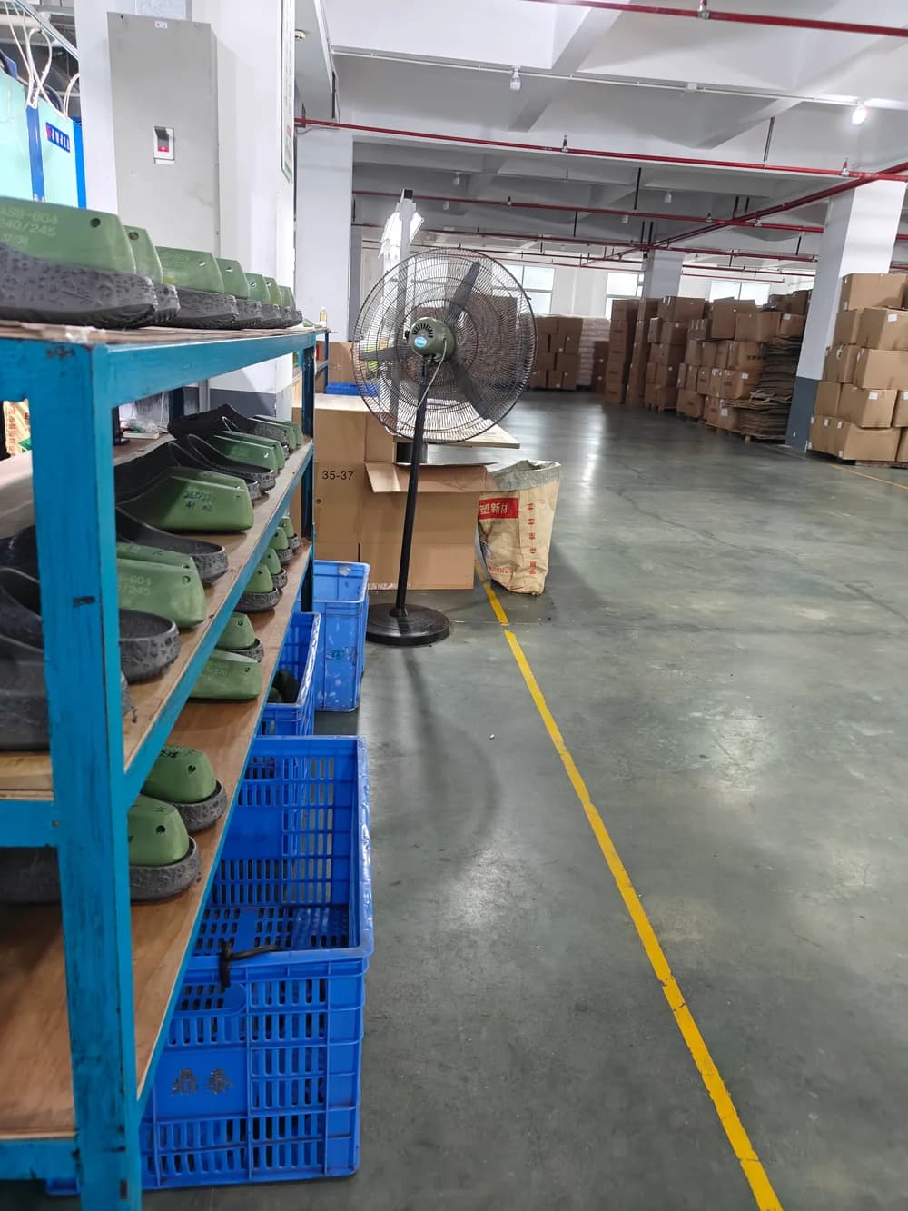 بيئة المصنع - Clogs Source Factory